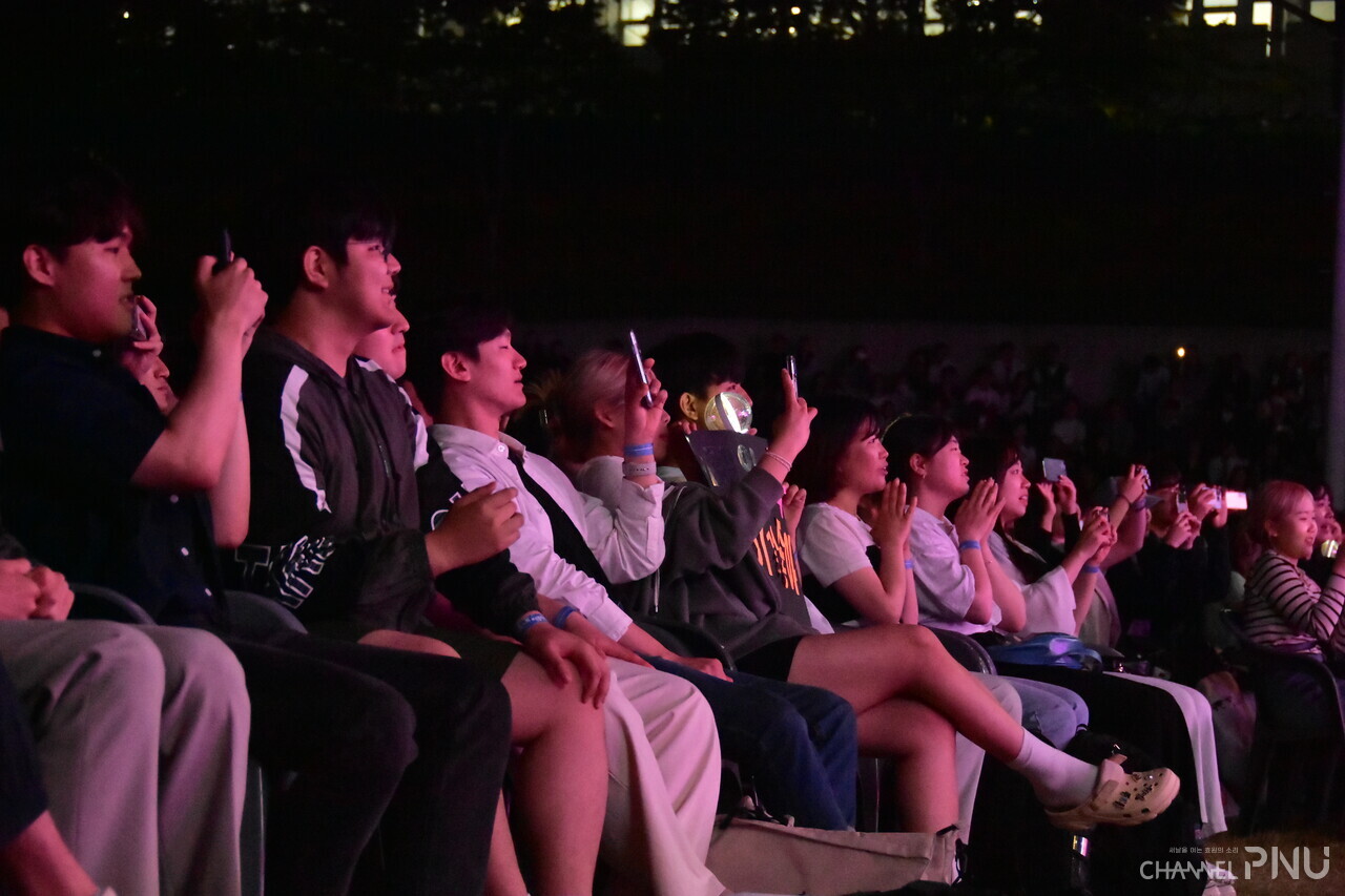On the 17th, students are watching the performance and sending light signals. [Jung Hye-Eun, Reporter]
