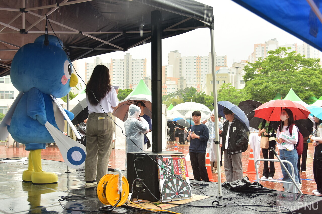 On the 18th, students are participating in the OX quiz even in the rain. [Jung Hye-Eun, Reporter]