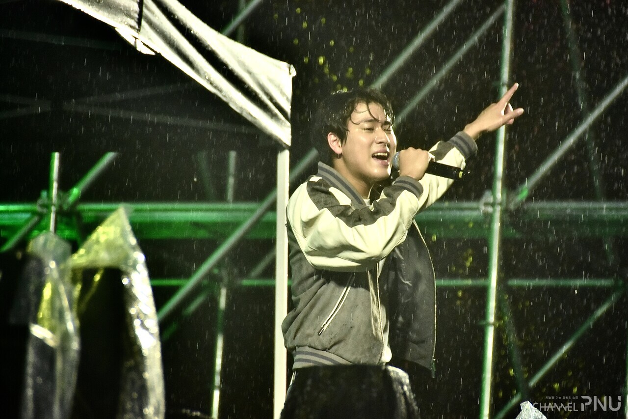 On the 18th, Lee Moo-Jin, an invited singer for a healing concert, is singing in the rain. [Jun Hyung-Seo, Reporter]