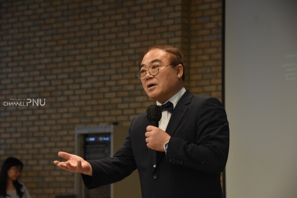 On May 17th, music critic Im Jin-Mo gave a lecture. [Jo Seung-Wan, Reporter]