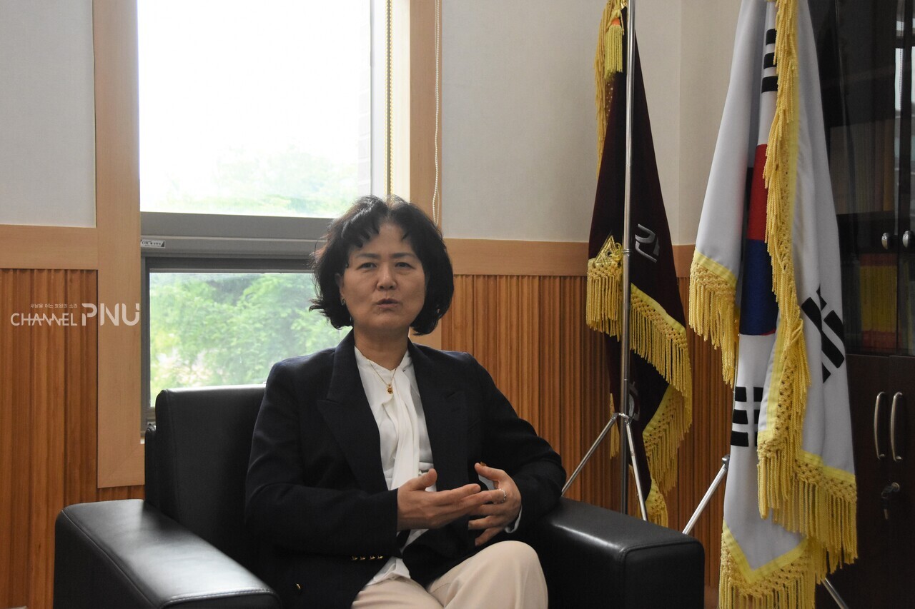 Lee Hae-Jeong, dean of the College of Nursing, met in the dean's office on May 24th. [Reporter Sim Se-Hee]