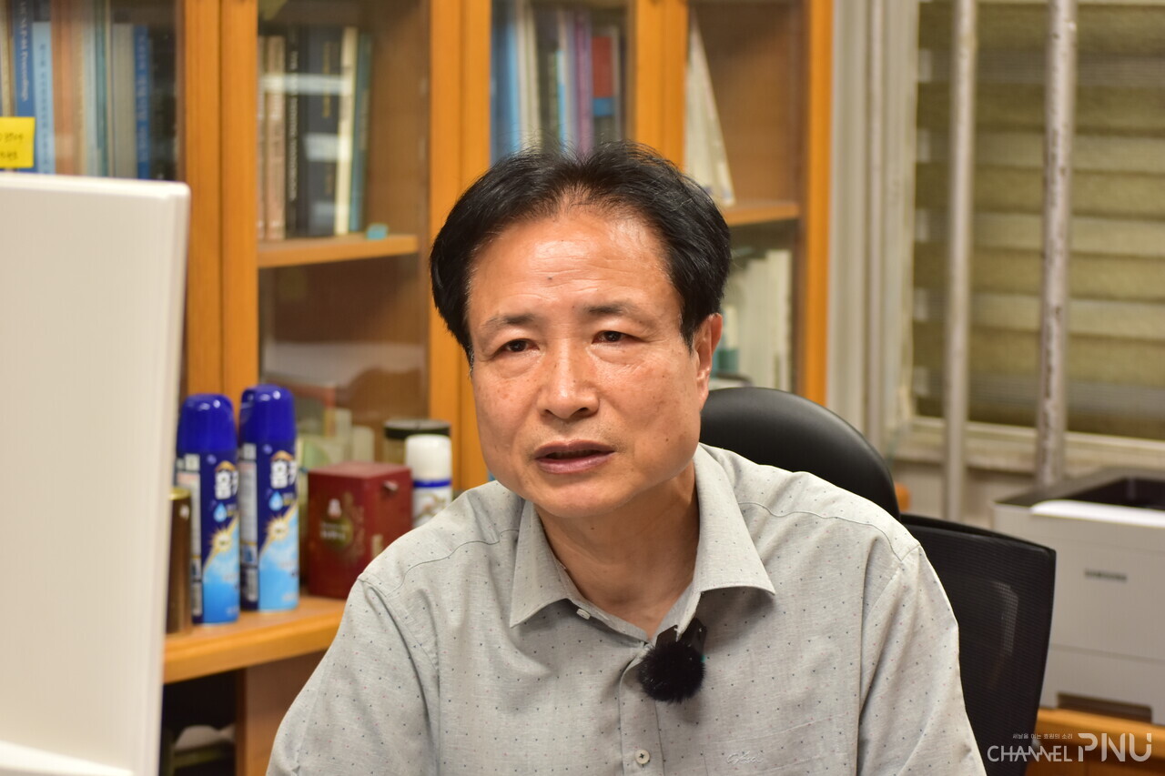 Professor Kwon Hyuk-Chul, who is interviewing "Channel PNU" in the lab on May 23rd. [Ji Yong-Jae,Reporter]