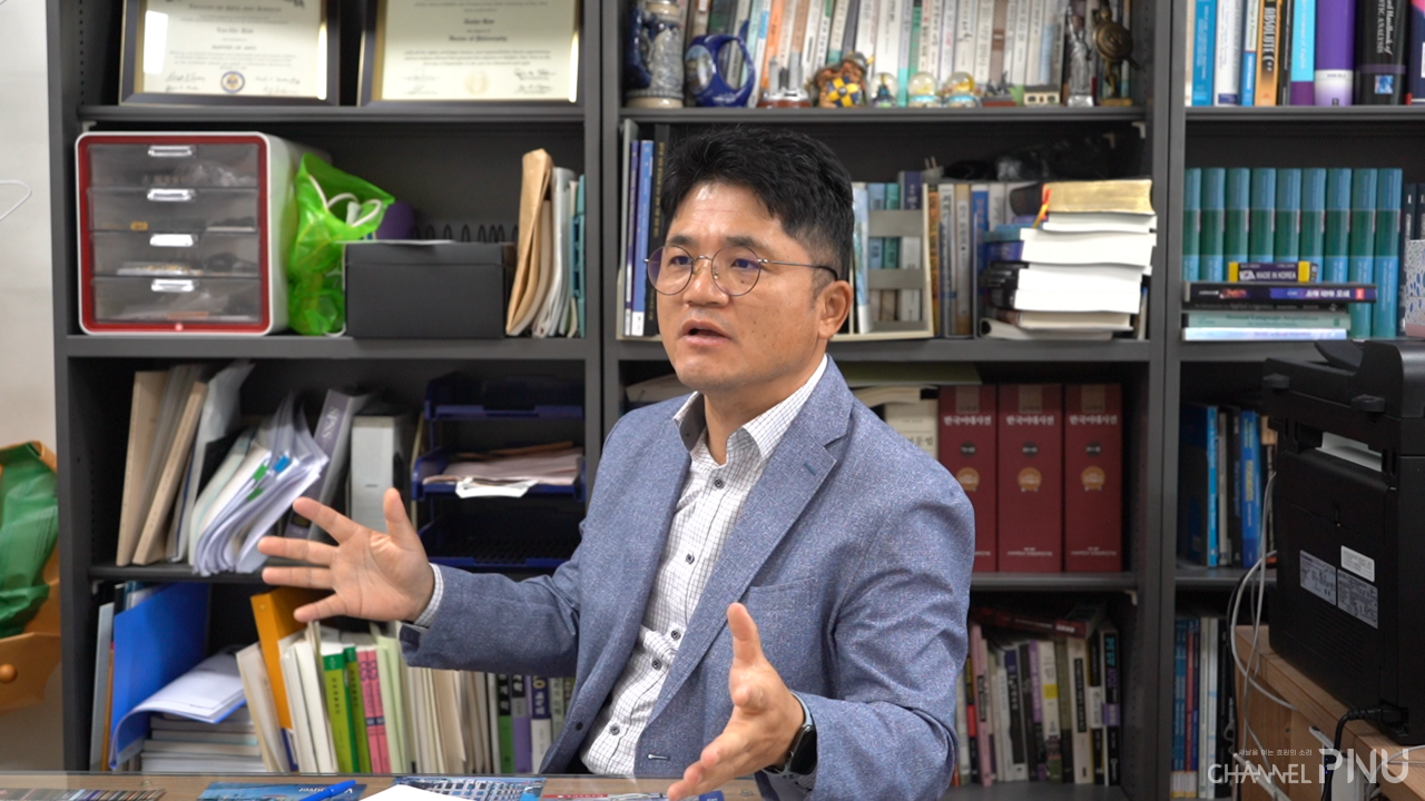 Professor Kim Tae-Ho, who is conducting an interview with "Channel PNU" at the lab on the 16th. [Han Seung-Soo, Reporter]
