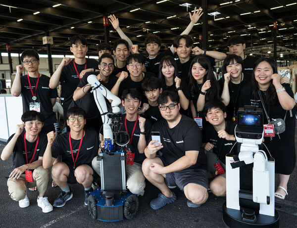 지난 7월 4일부터 '로보컵2023'에 참가한 '타이디보이' 팀과 로봇 사진(좌측 부산대 자체 제작 로봇 '루시우', 우측 상용 'HSR' 로봇) [타이디보이 제공]