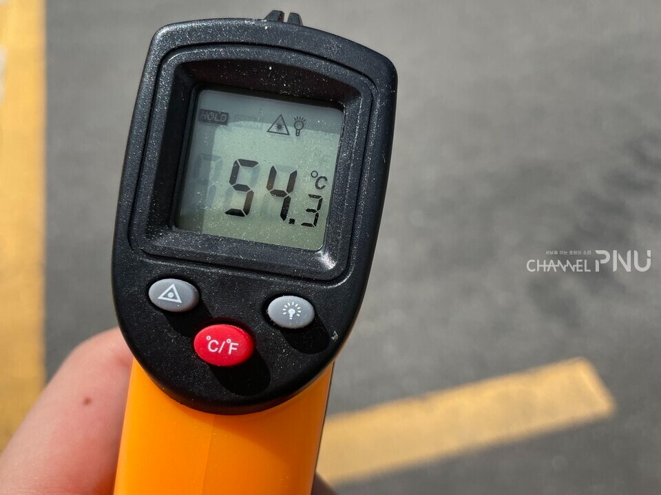 지난 8일 낮 2시 경, 학군단 건물 앞 아스팔트 도로의 온도는 54도를 넘어섰다. [유승현 기자]