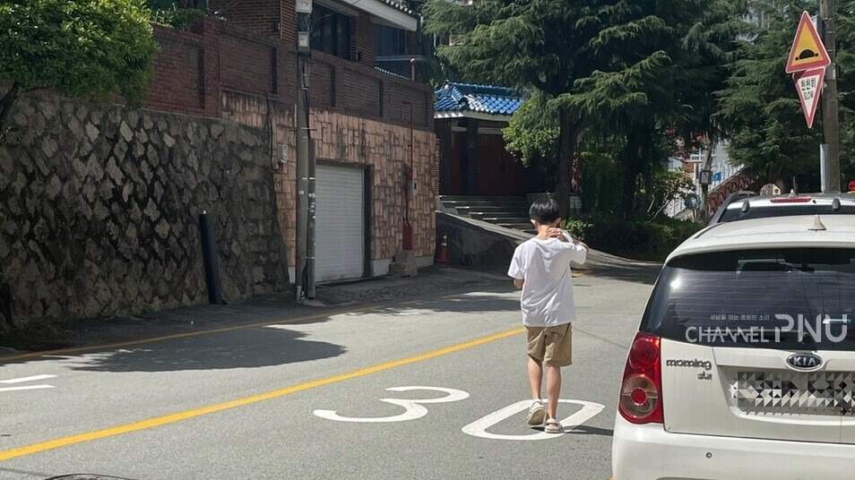 지난달 1일 낮 2시, 금샘초등학교 인근 어린이 보호 구역의 도로를 따라 한 학생이 걸어가고 있다. [유승현 기자]