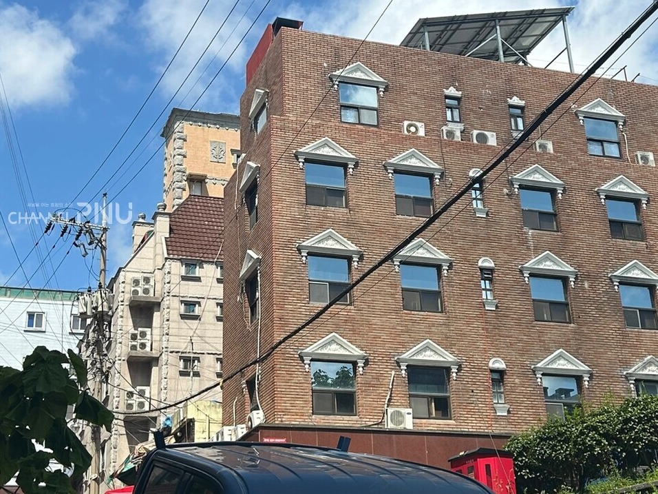 4~5층이 넘는 성매매 업소 건물, 기존 건물에서 증축을 한 모습이다. [최윤희 기자]