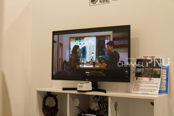 영상 스트리밍실에서 부산국제영화제 출품작 '태어나길 잘했어'가 재생되고 있다. 시청자의 선호에 따라 준비된 자막과 함께 감상할 수 있다. [이수현 기자]