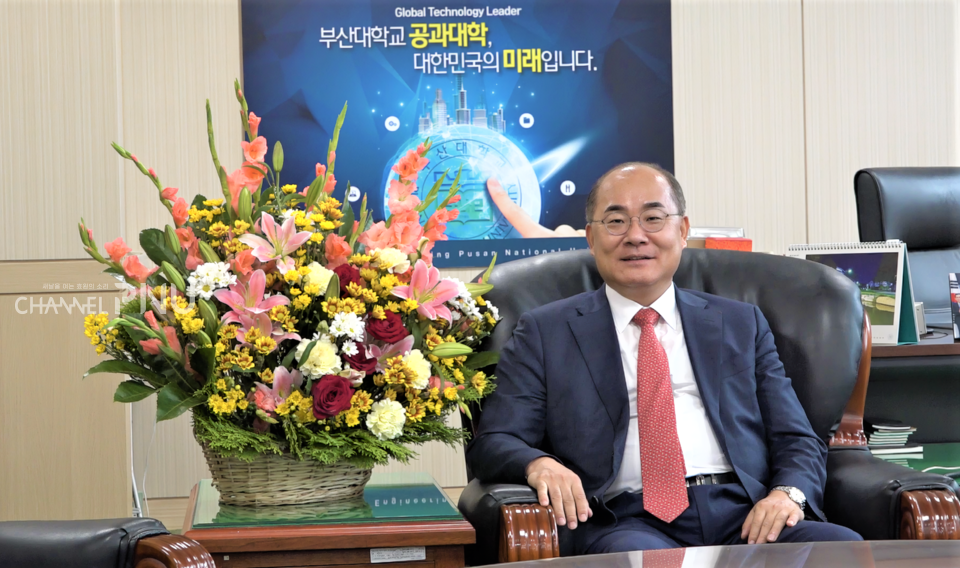 지난 8월 18일 우리 대학에서 만난 최재원 공과대학 학장. 반도체 TF 위원장을 역임하고 있다. [이현채 기자]