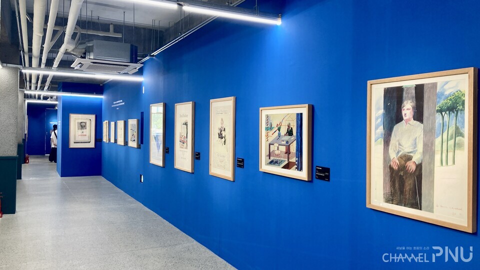 부산 동구 문화플랫폼 2층 전시장에 데이비드 호크니의 작품이 전시돼 있다. [이윤정 기자]