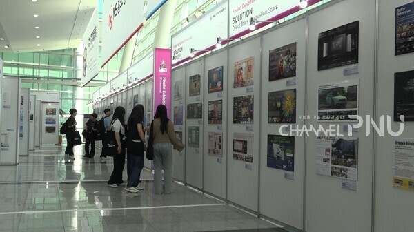 벡스코 컨벤션홀 2층의 파이널리스트 전시장. 관람객들이 전시된 광고를 보고 있다. [서민경 기자]