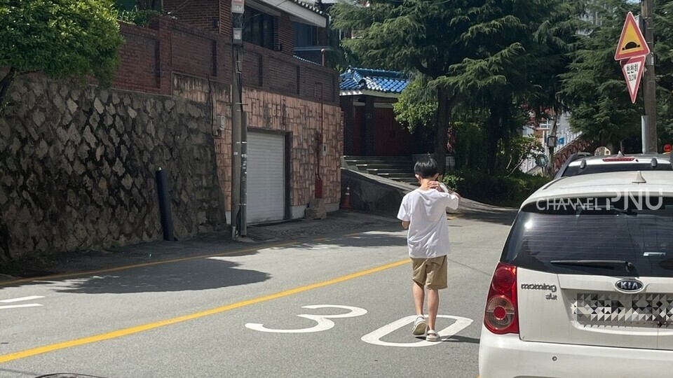 The crosswalk had a flashing yellow signal at the end of the steep slope beside Seodong Elementary School. [You Seung-Hyun, Reporter]