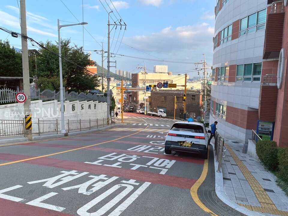 The crosswalk had a flashing yellow signal at the end of the steep slope beside Seodong Elementary School. [You Seung-Hyun, Reporter]