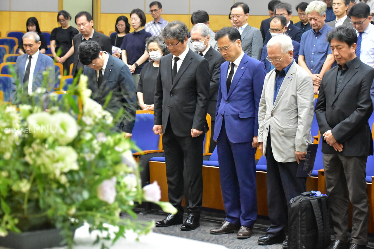 Attendants are paying a silent tribute. From the left in the front row, Lee Jun-Gyu (dean of the College of Humanities and chairman of Prof. Ko Hyeon-Cheol Memorial Foundation), Prof. Kim Jeong-Gu (head of the Faculty Council), priest Song Gi-In (standing advisor, Buma Democratic Uprising Memorial Foundation). [Jun Hyung-Seo, Reporter]