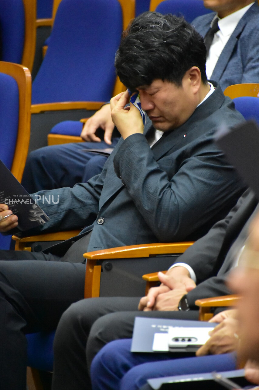 Lee Jun-Gyu (dean of the College of Humanities and chairman of Prof. Ko Hyeon-Cheol Memorial Foundation) wipes away tears during the memorial ceremony. [Jun Hyung-Seo, Reporter]