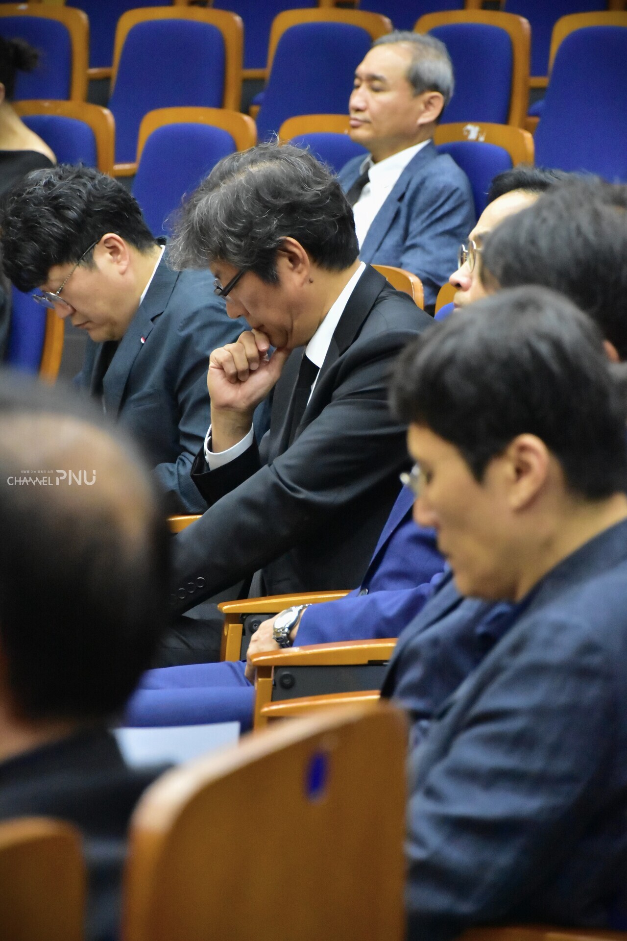 During the memorial ceremony, Prof. Kim Jeong-Gu (head of the Faculty Council) lost in deep thought. [Jun Hyung-Seo, Reporter]