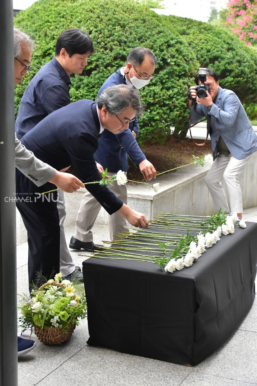 Around 12pm on August 17, attendants, including Yu In-Kwon (director, Office of Research Affairs), are laying flowers in front of the PNU main administration building. [Jun Hyung-Seo, Reporter]