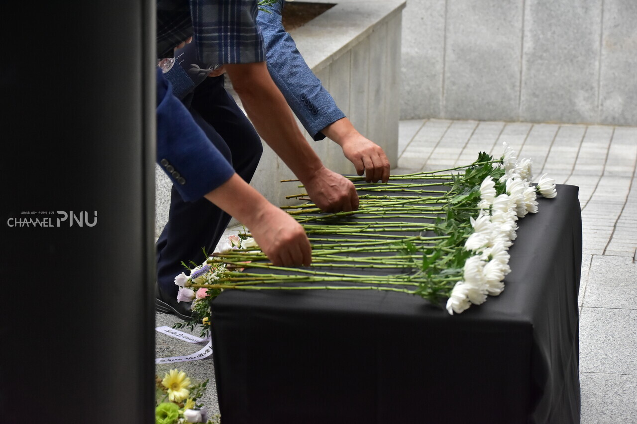 Attendants of the memorial ceremony are laying flowers. [Jun Hyung-Seo, Reporter]