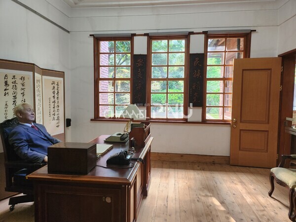 임시수도 기념관 내부의 서재 모습이다. 당시 모습대로 꾸며놓았다. 책상에는 이승만 전 대통령의 밀랍 인형이 있다. [하채원 기자]