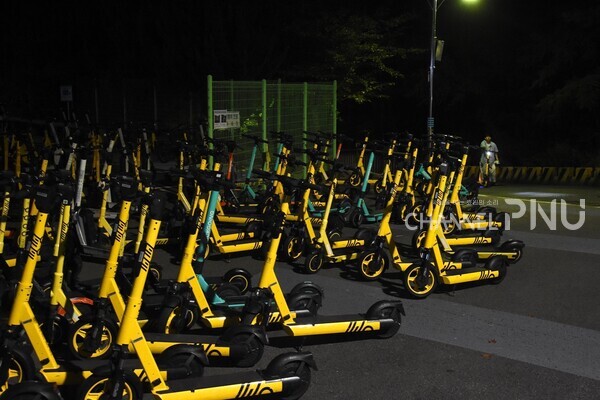 At 1am on September 13th, despite designated parking areas for kickboards in front of the Woongbee Hall, numerous kickboards were disorderly parked outside the area. [Jo Seung-Wan, Reporter]