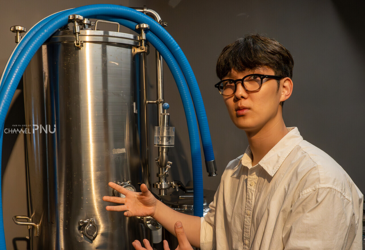 지난 21일 방문한 '꿀꺽하우스' 양조장에서 임수현 씨가 양조 장비를 설명하고 있다. [조승완 기자]