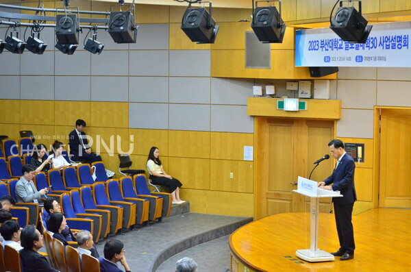 On September 20th, PNU President Cha Jeong-In explained the process and direction of the Glocal University project after the opening ceremony. [Jeong Da-Min, Reporter]