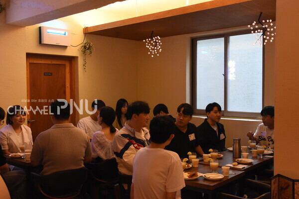 On September 17th, the “Korea Traditional Liquor Tasting Event” was held in traditional liquor bar, “Dongdongzoo Dongzoo.” [Jo Seung Wan, Reporter]