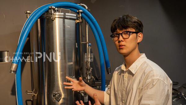 On September 21st, Lim Su-Hyun is explaining the brewing equipment at the brewery in "Ggulggeok House." [Jo Seung Wan, Reporter]