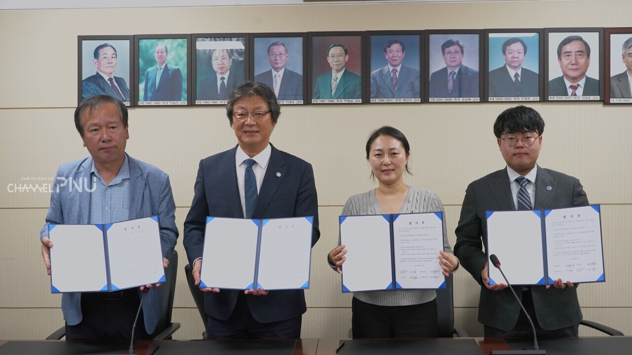26일(오늘) 우리 대학 교수회관에서 총장 선거 비율 변경 조인식을 진행하고 있다. 왼쪽부터 송영호 직원협의회장, 김정구 교수회장, 이창인 조교협의회장 대행, 김요섭 총학생회장이다. [조승완 기자]