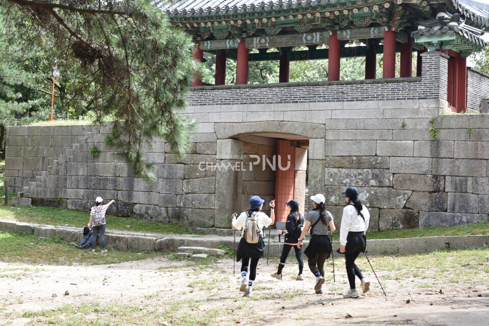 지난 9월 24일 금정산에서 등산을 즐기는 청년들의 모습. [이윤정 기자]