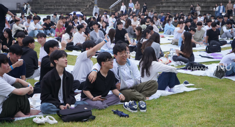 지난 9월 26일 넉터 잔디광장에 모여 무대를 기다리는 학생들. [유승현 기자]