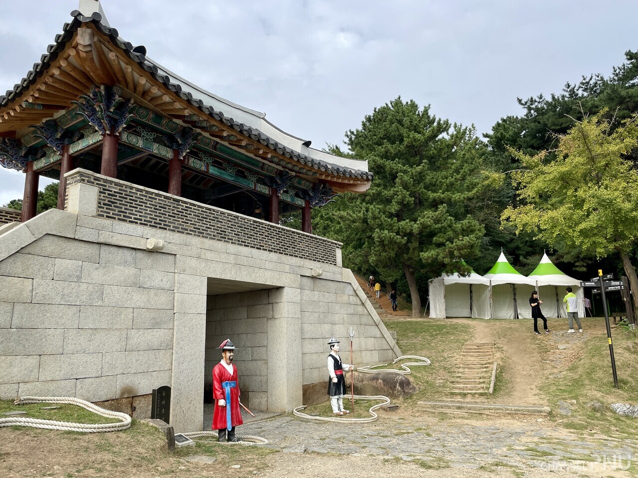 지난 10월 1일 동래읍성 북문. 축제를 열흘 정도 앞두고 준비가 한창이다. [임채경 기자]