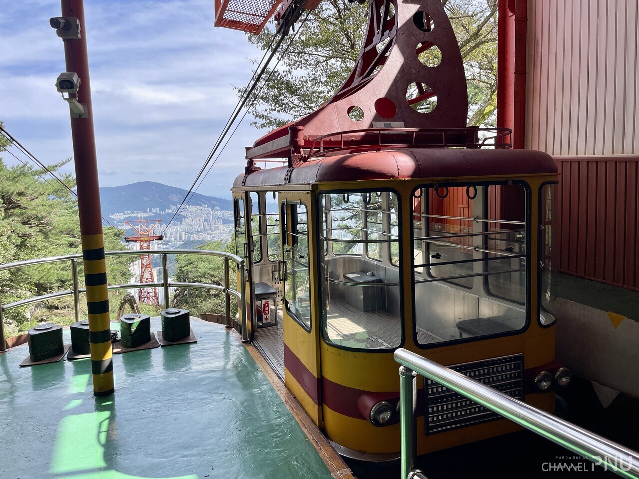 금강공원과 금정산 등성이를 잇는 금강공원 케이블카가 운행 중이다. [임채경 기자]