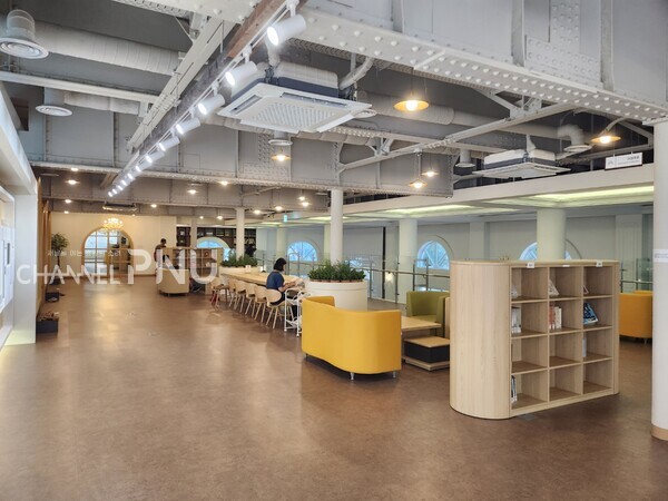 The appearance of Daecheong Suga, which is on the 2nd floor in the Annex of the Busan Modern & Contemporary History Museum. Busan citizens are reading books or studying. [Ha Chae-Won, Reporter]