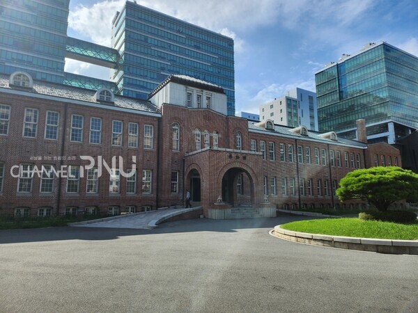 The exterior of the Seokdang Museum. It is located within the Bumin campus of Dong-A University. [Ha Chae-Won, Reporter]