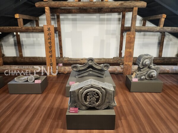 2nd floor of the Seokdang Museum, various members of the framework are displayed. [Ha Chae-Won, Reporter]