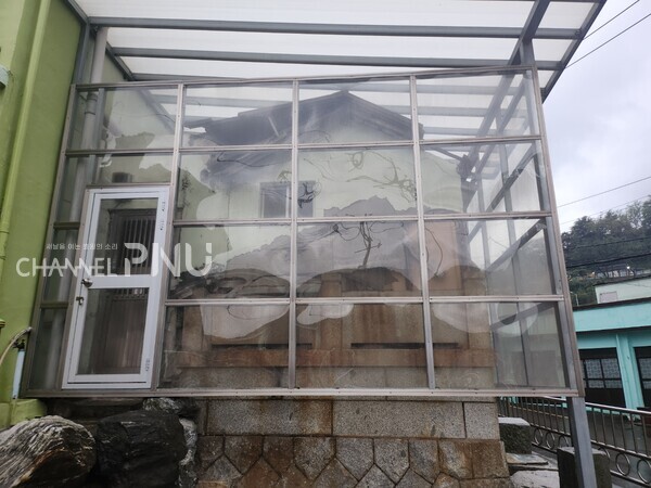 A symbol of Ami-dong Memorial Stone Culture Village, 'Hakkobang.' 'Hakko' means a box in Japanese, and 'Hakkobang' is a term for the small shack shanty resembling boxes where refugees lived. [Ha Chae-Won, Reporter]