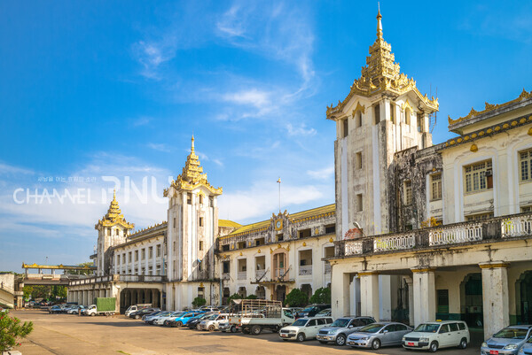 양곤 중앙 기차역의 모습. 양곤 중앙 기차역은 미얀마에서 가장 큰 기차역이다. [출처: Adobe Stock]