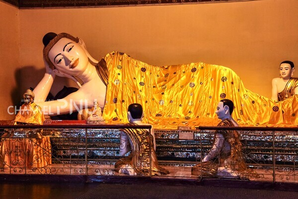 미얀마 양곤에 위치한 쉐다곤 파고다의 내부 모습. 미얀마는 전체 인구의 약 90%가 불교를 믿는 불교 국가다. [출처: Adobe Stock]