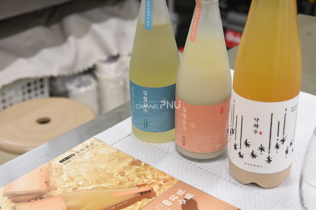 빛올양조연구소가 생산하고 있는 전통주. 왼쪽부터 '일월삼주142' '일월삼주 이주' '낙화주'. [조승완 기자]