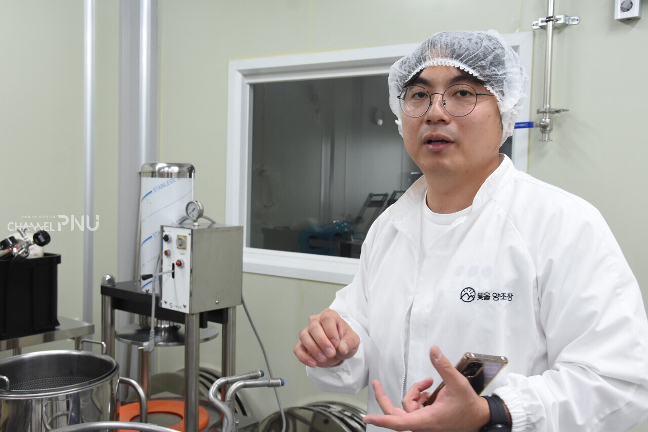 지난 10월 10일 김 대표가 담금실 내의 장비들을 소개하고 있다. [조승완 기자]