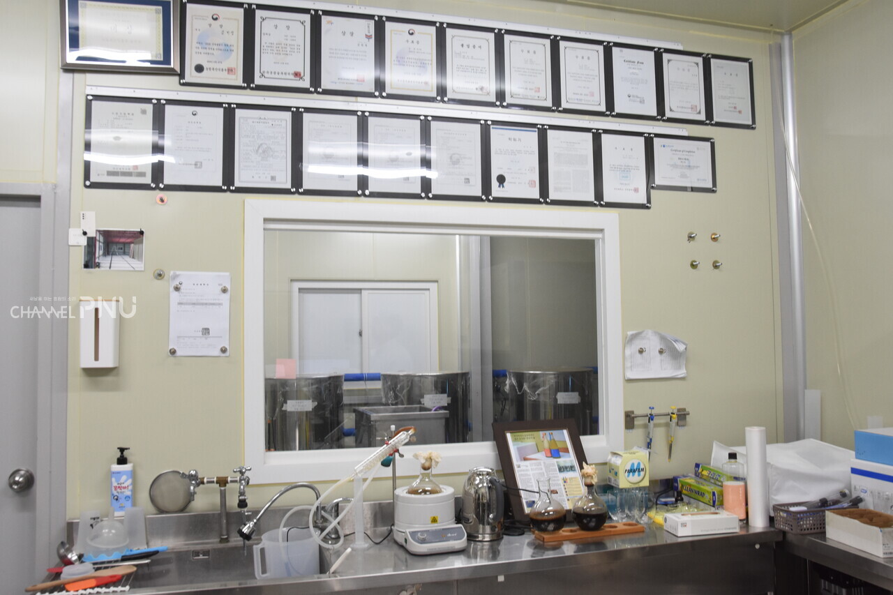 빛올양조연구소 실험실의 모습. 해당 무균작업대에서 김 대표가 실험을 진행한다. [조승완 기자[