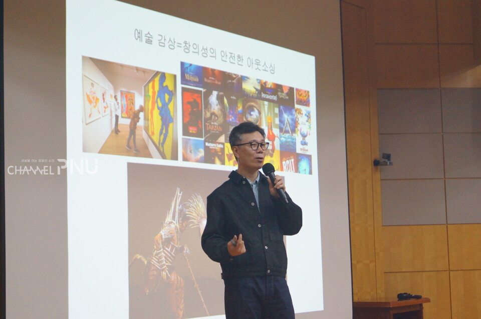 ​지난 10월 18일 우리 대학 본부 3층 대회의실에서 김영하 작가가 '예술과 창의성'을 주제로 강연을 진행했다. [유승현 기자]