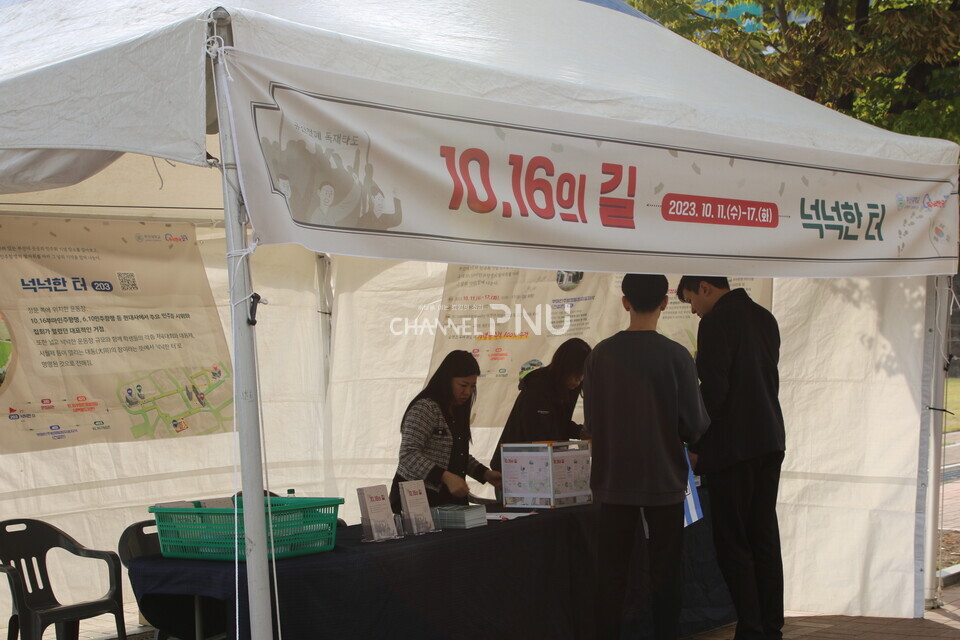 Students are participating in a history tour event booth installed in Siwol Sqare Neok-Teo. [Kim Hyun-Kyoung, Editor-in-Chief of The Hyowon Herald]