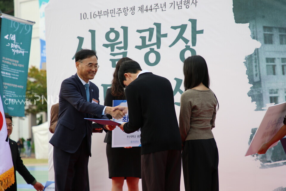 President Cha is shaking hands with the winners of the student artwork competition. [Kim Hyun-Kyoung, Reporter]
