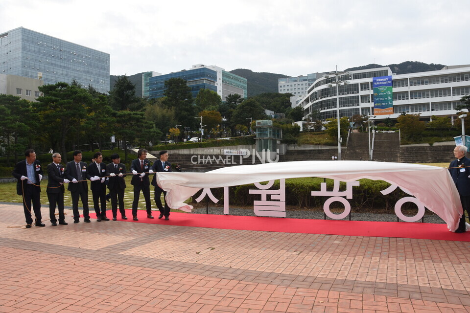 The moment when the Siwol Square sculpture was unveiled. [Yoon Ji-Won, Reporter]