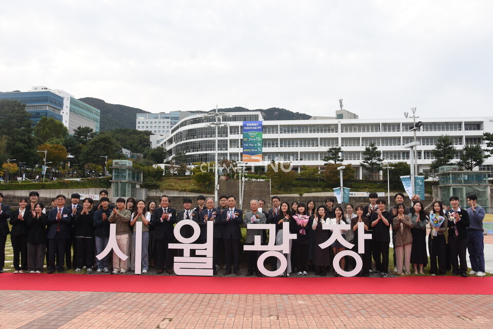 Guests at the naming ceremony are taking photos in front of the Siwol Square sculpture that has finally been revealed. [Yoon Ji-Won, Reporter]