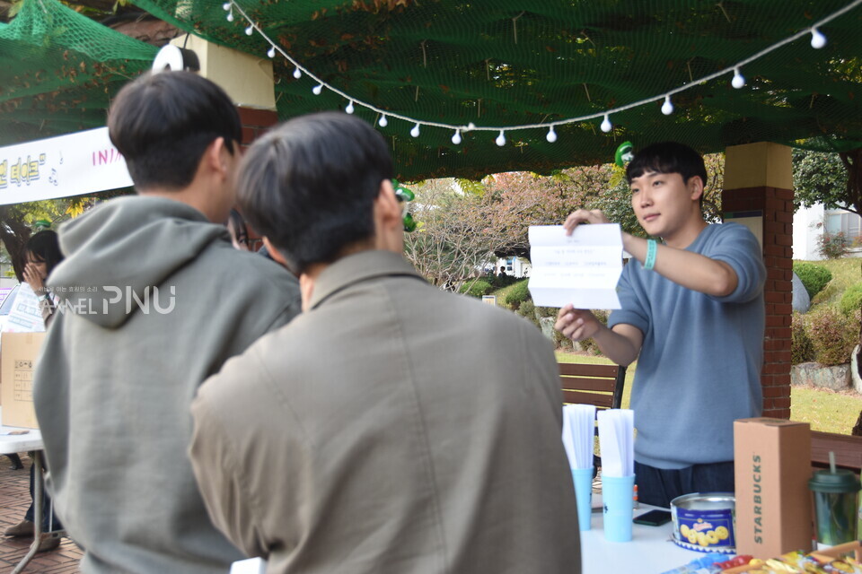 지난 11월 1일 사회복지학과가 예원정에서 운영하는 체험 부스. [최유민 기자]