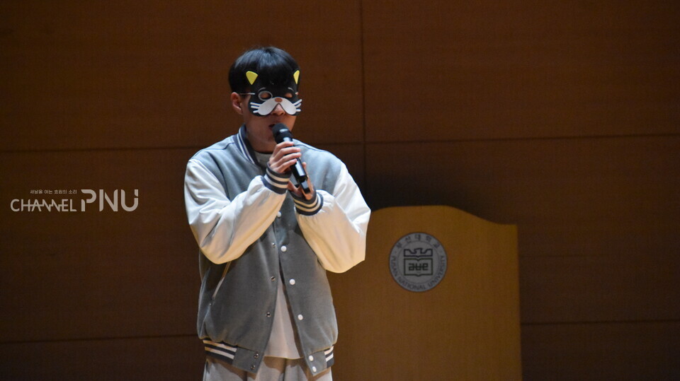 지난 11월 1일 열린 문창 가요제에서 노래를 부르고 있는 참가자. [최유민 기자]