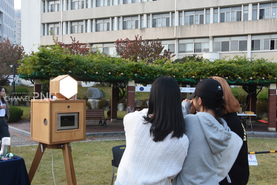 포토부스로 촬영하고 있는 학생들 [최유민 기자]